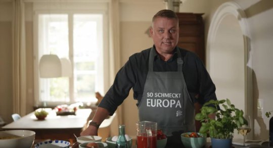 Peter zieht die Schürze an! Peter zieht die Schürze an!